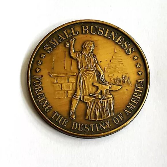 1977 INDEPENDENT SMALL BUSINESS MADE AMERICA GREAT MEDAL COIN TOKEN - Picture 1 of 2